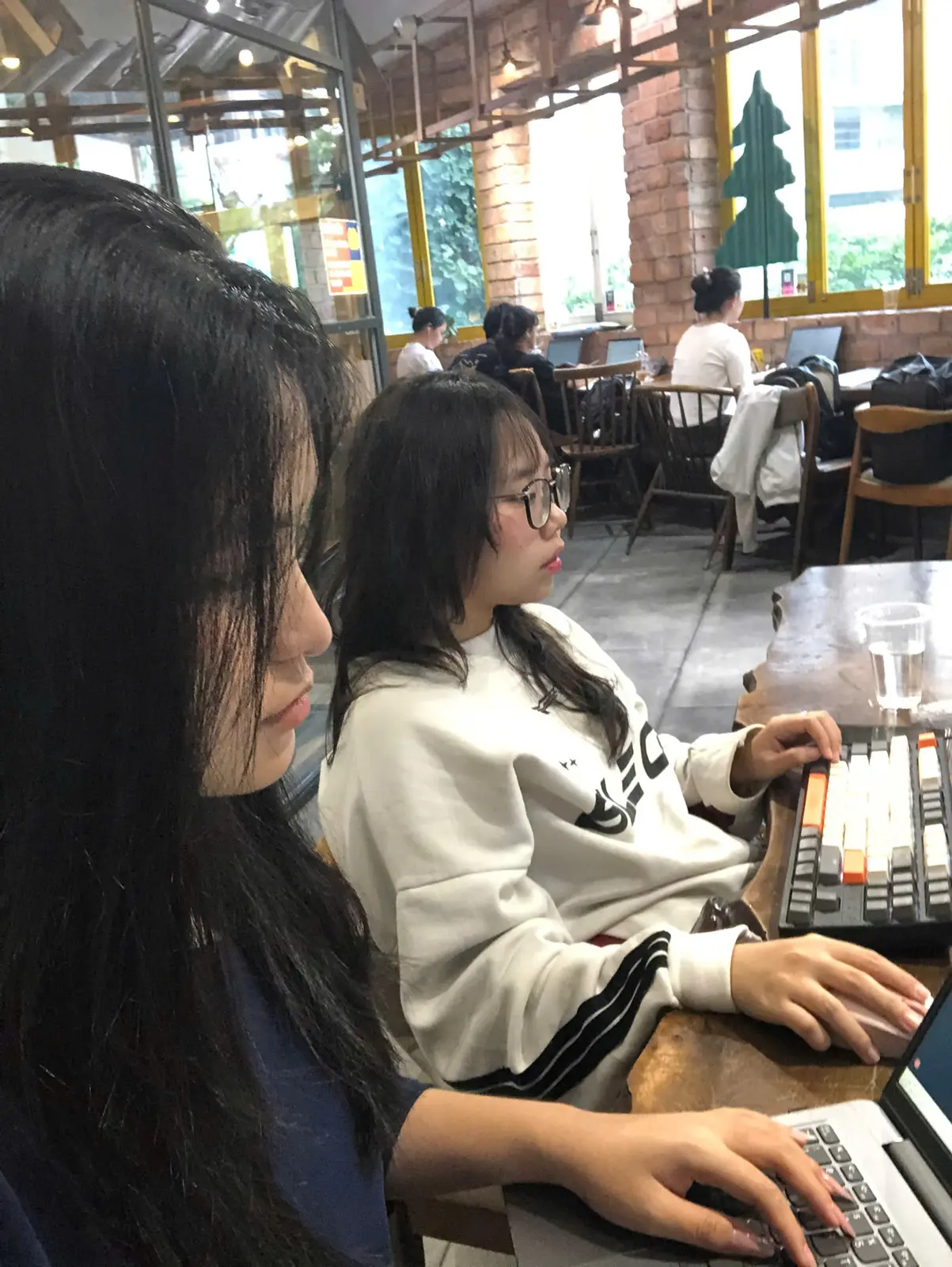 Những phút chờ đợi trên đường