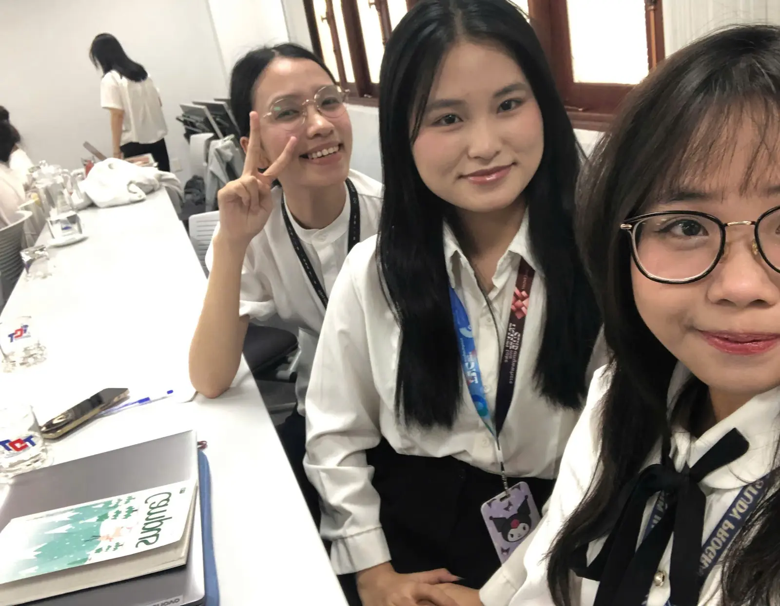 Nhóm trong những ngày hoàn thiện nghiên cứu