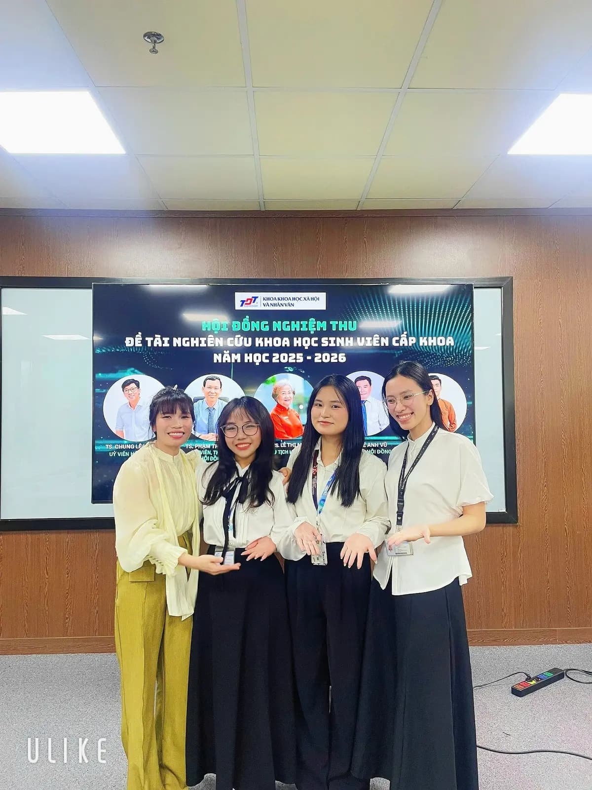 Nhóm GreenStats trong ngày trình bày kết quả