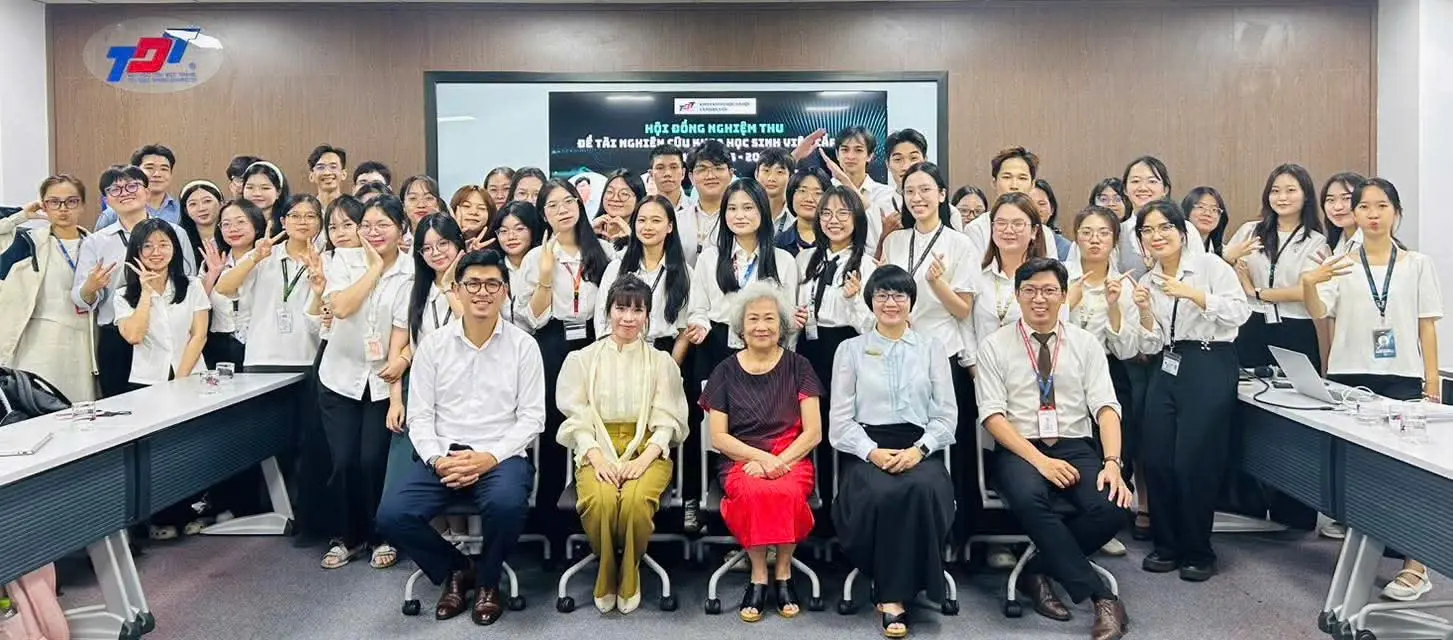 Tập thể trong ngày nghiệm thu nghiên cứu khoa học
