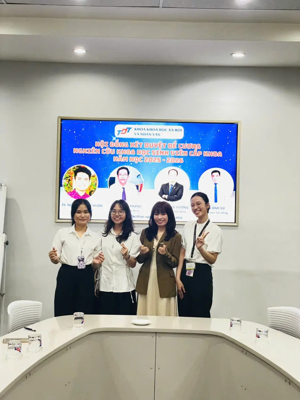 Nhóm tại một buổi trình bày học thuật